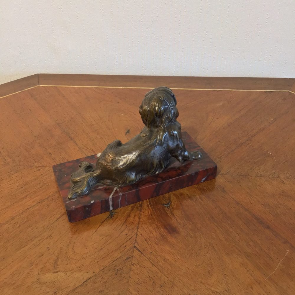 Bronze représentant un chien, sur socle en marbre rouge, non signé, les curiosités d'emilie 2